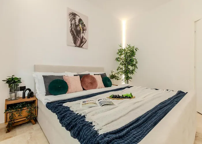 Luxury Living: Smart 2br At Unirii Square Apartman *