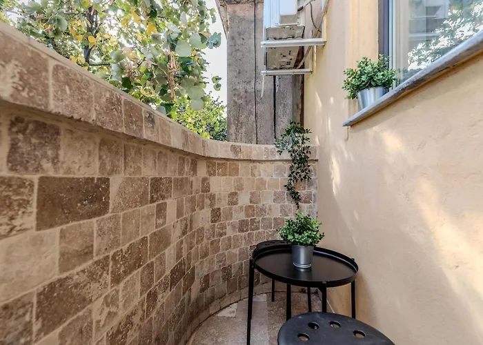 Luxury Living: Smart 2br At Unirii Square