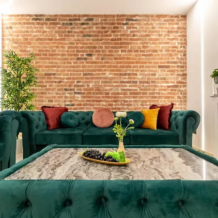 Apartment Luxury Living: Smart 2br At Unirii Square