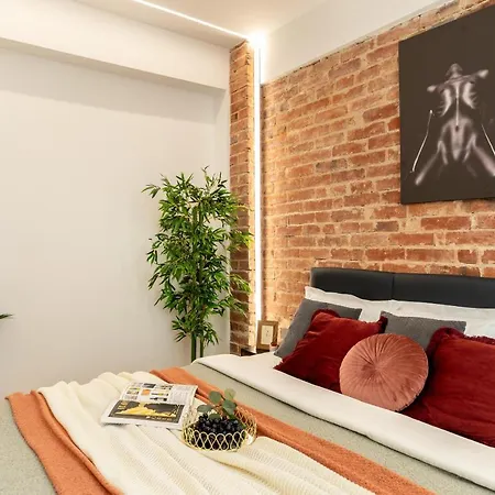 Apartment Luxury Living: Smart 2br At Unirii Square Bucharest