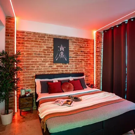 Apartment Luxury Living: Smart 2br At Unirii Square *