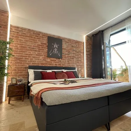 Apartment Luxury Living: Smart 2br At Unirii Square *