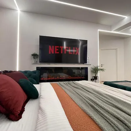 Apartment Luxury Living: Smart 2br At Unirii Square
