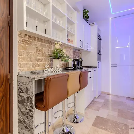 Apartment Luxury Living: Smart 2br At Unirii Square Bucharest
