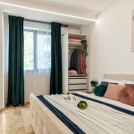 Apartment Luxury Living: Smart 2br At Unirii Square *