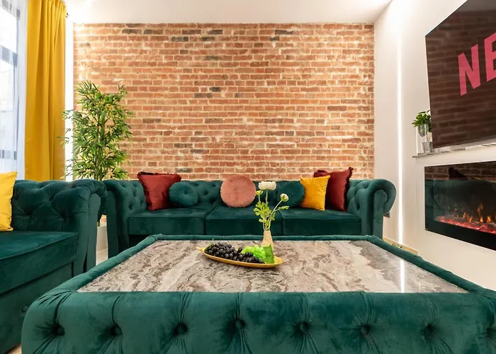 Apartment Luxury Living: Smart 2br At Unirii Square