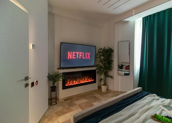 Apartment Luxury Living: Smart 2br At Unirii Square *