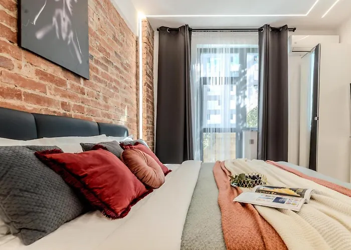 Apartment Luxury Living: Smart 2br At Unirii Square *