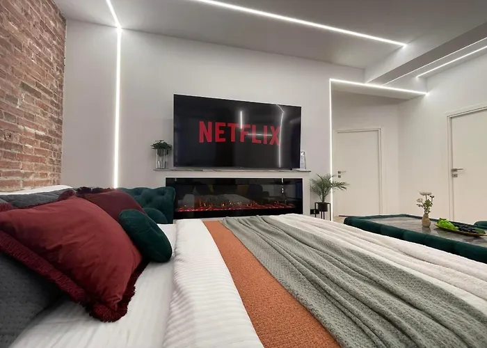 Apartment Luxury Living: Smart 2br At Unirii Square