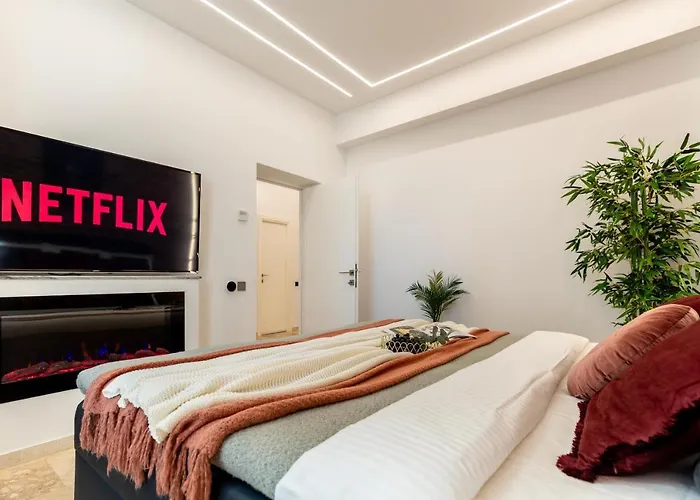 Luxury Living: Smart 2br At Unirii Square Apartment