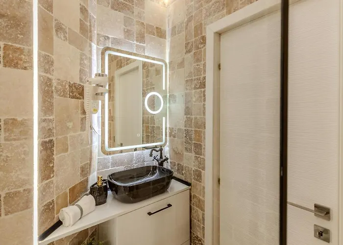 Apartment Luxury Living: Smart 2br At Unirii Square