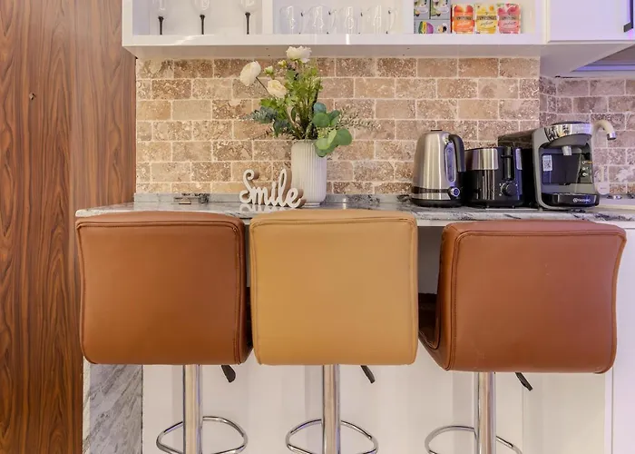 Apartment Luxury Living: Smart 2br At Unirii Square