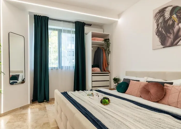 Apartment Luxury Living: Smart 2br At Unirii Square *