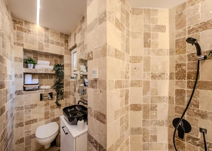 Apartment Luxury Living: Smart 2br At Unirii Square *