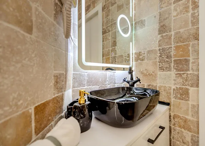Apartment Luxury Living: Smart 2br At Unirii Square *