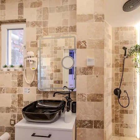 Appartement Luxury Living: Smart 2br At Unirii Square Boekarest