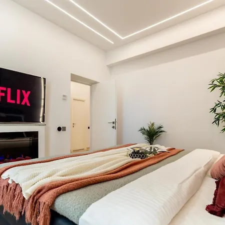 Luxury Living: Smart 2br At Unirii Square Apartment