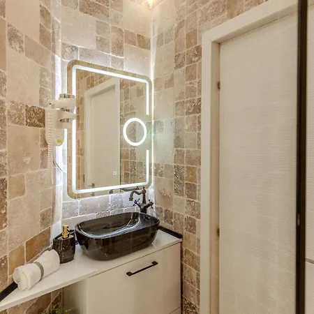 Apartment Luxury Living: Smart 2br At Unirii Square