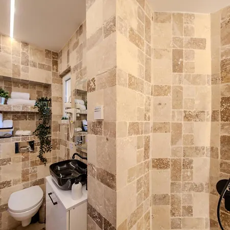 Apartment Luxury Living: Smart 2br At Unirii Square *