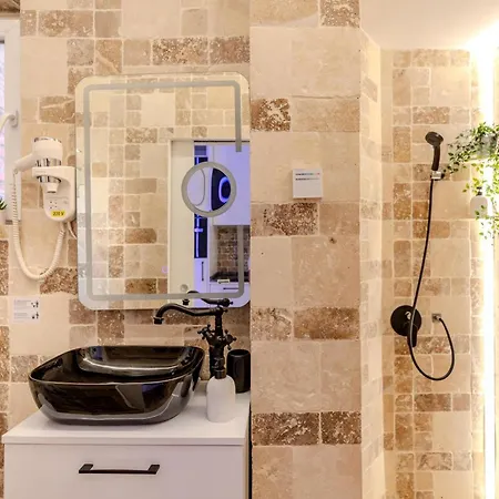 Luxury Living: Smart 2br At Unirii Square Apartment